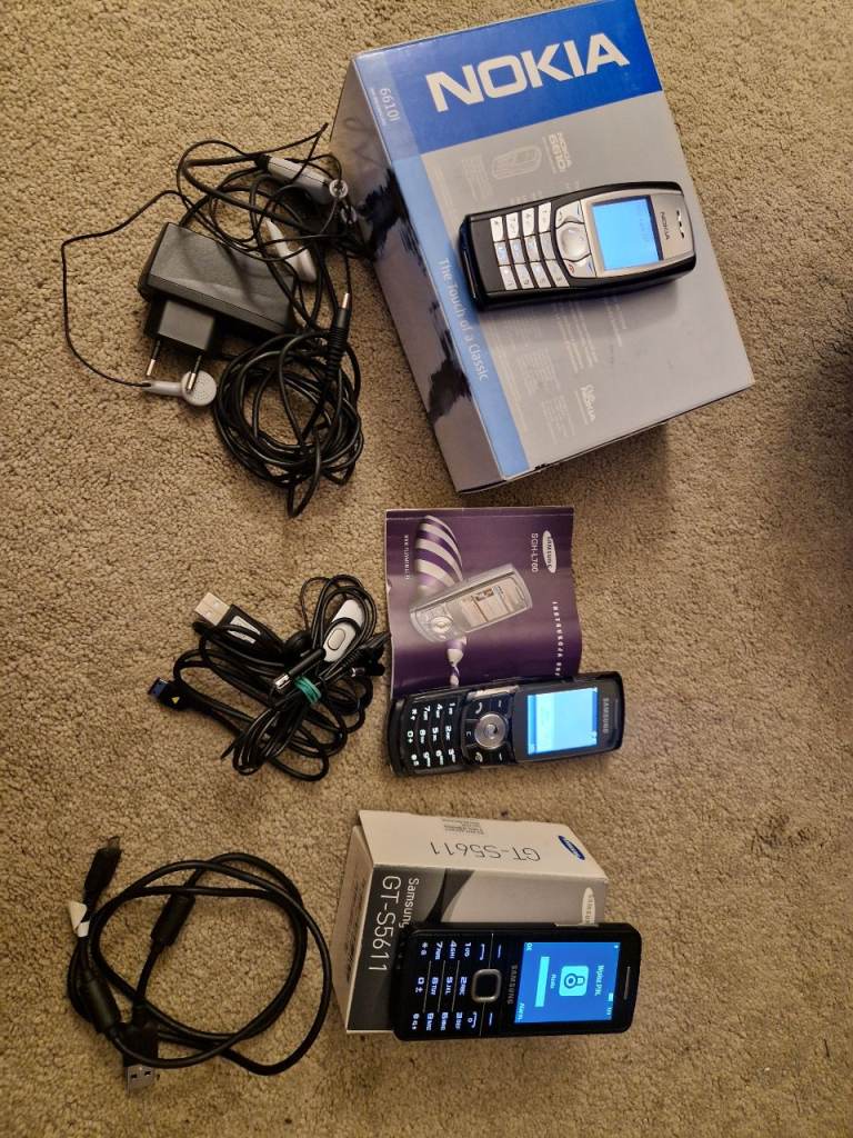  Three old, used mobile phones—they work, but haven't been used for a long time.