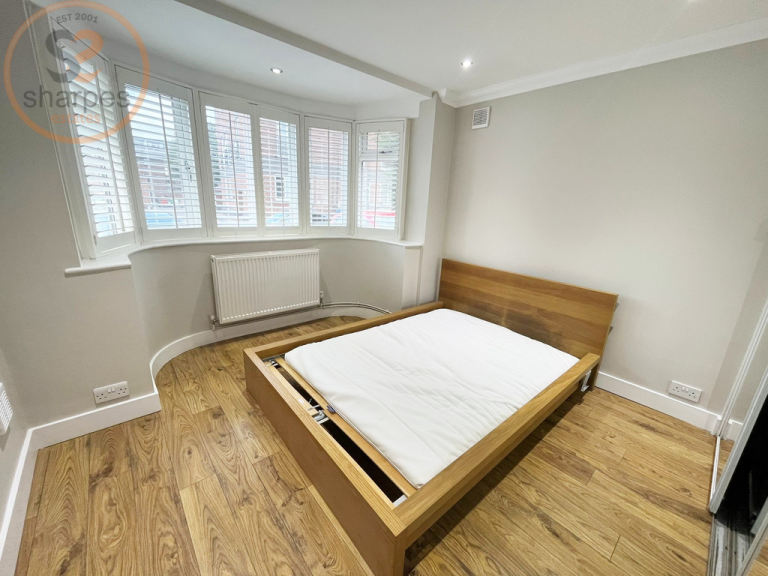 3 bedroom flat in Kingsway Road, Cheam, Sutton, Surrey