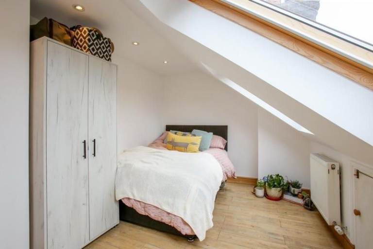 💜 Bright Top Floor Room | Ealing W5 3TA | Near Ealing Broadway Station 🏡