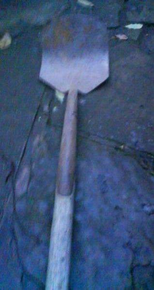 ditch spade vintage farm stables long shaft item. great for the winters work. 