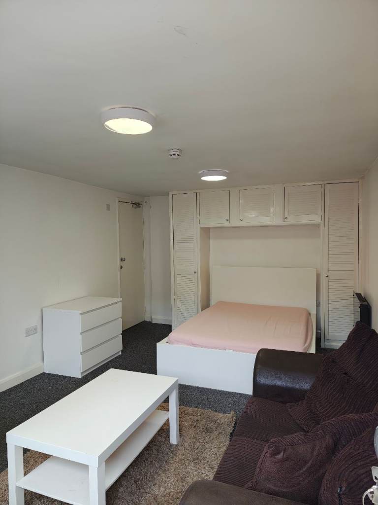 flat to rent in Gorse Hill Swindon