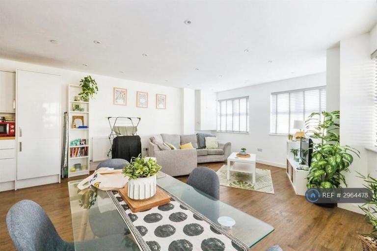 2 bedroom flat in North Road, Cardiff, CF14 (2 bed) (#2964478)