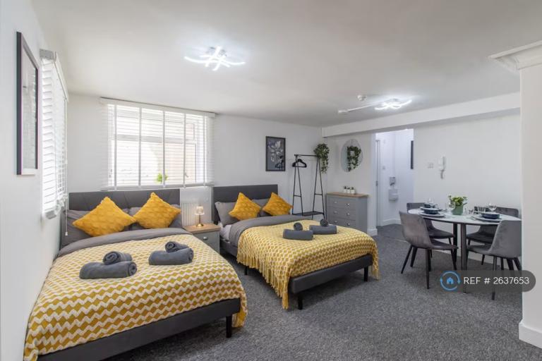 1 bedroom flat in Merton Road, Southsea, PO5 (1 bed) (#2637653)