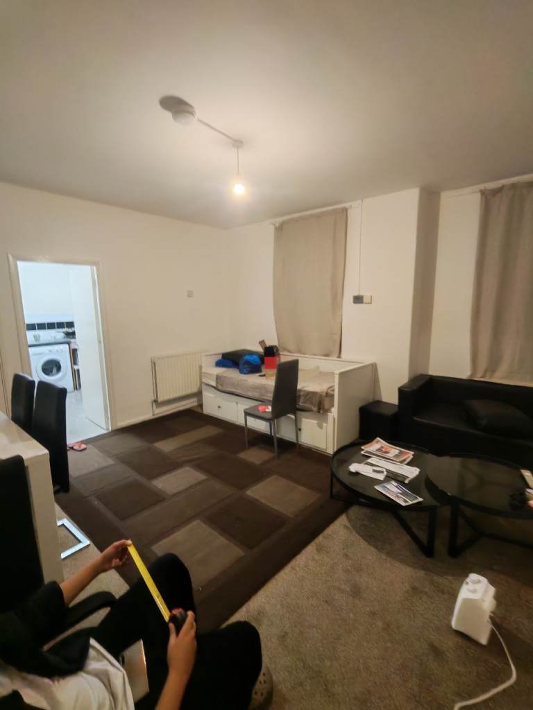  1 bed flat Zero deposit. All bills included.triple room, short or long term. .