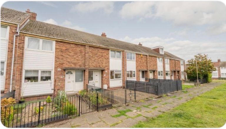 Lovely two bedroom terraced villa with back and front garden available for rent from 1st July 26