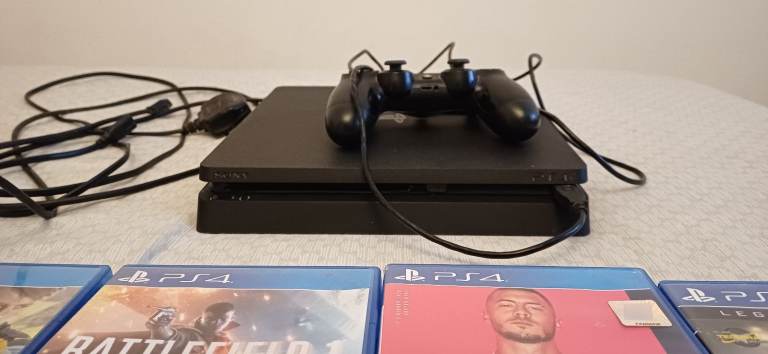 PLAYSTATION  4 WITH CONTROLLER &  4 EXTRA GAMES