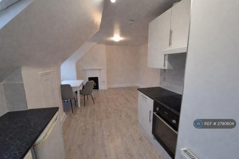 2 bedroom flat in West Heath Drive, London, NW11 (2 bed) (#2790604)