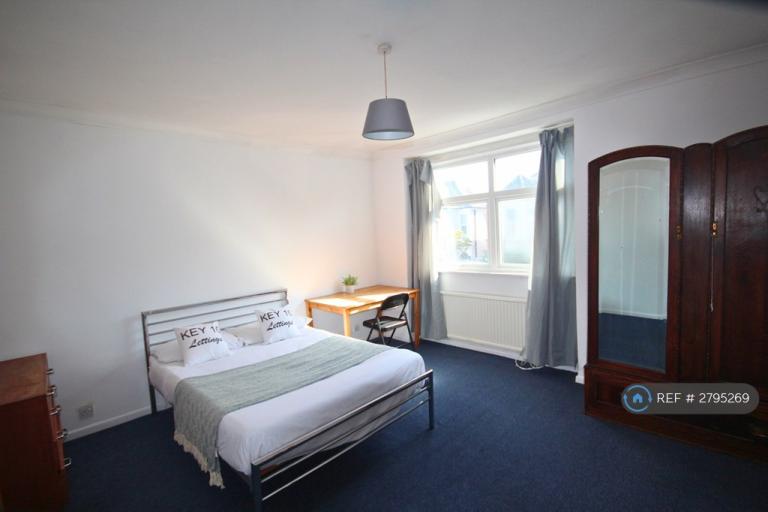 5 bedroom house in Francis Avenue, Southsea, PO4 (5 bed) (#2795269)