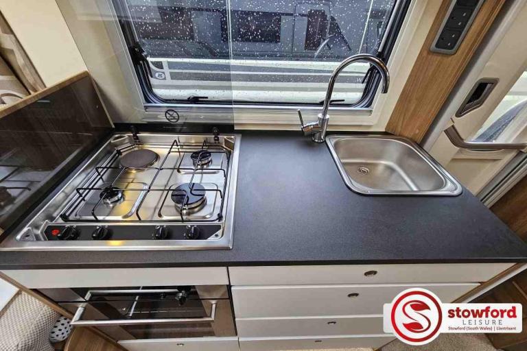 2 Berth, 2 seatbelts, Rear Lounge