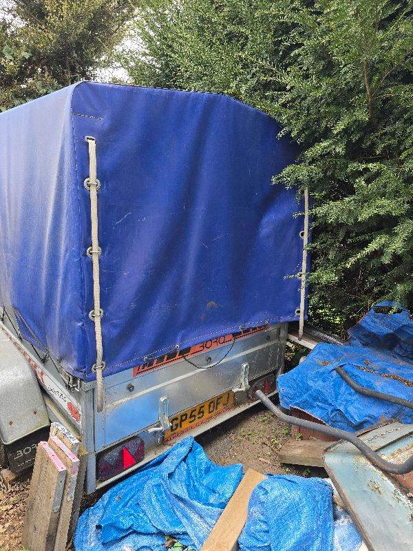Double wheel base trailer enclosed
