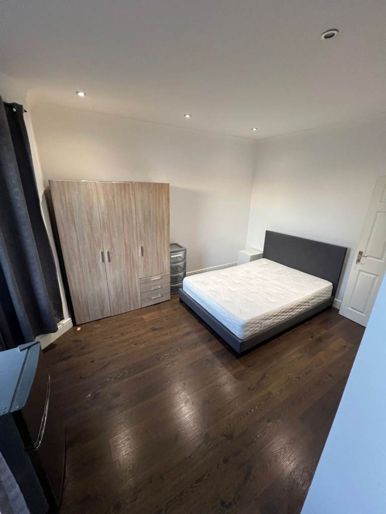 Luxury double room ensuite private shower toilet Leyton Stratford Central line all bills included 