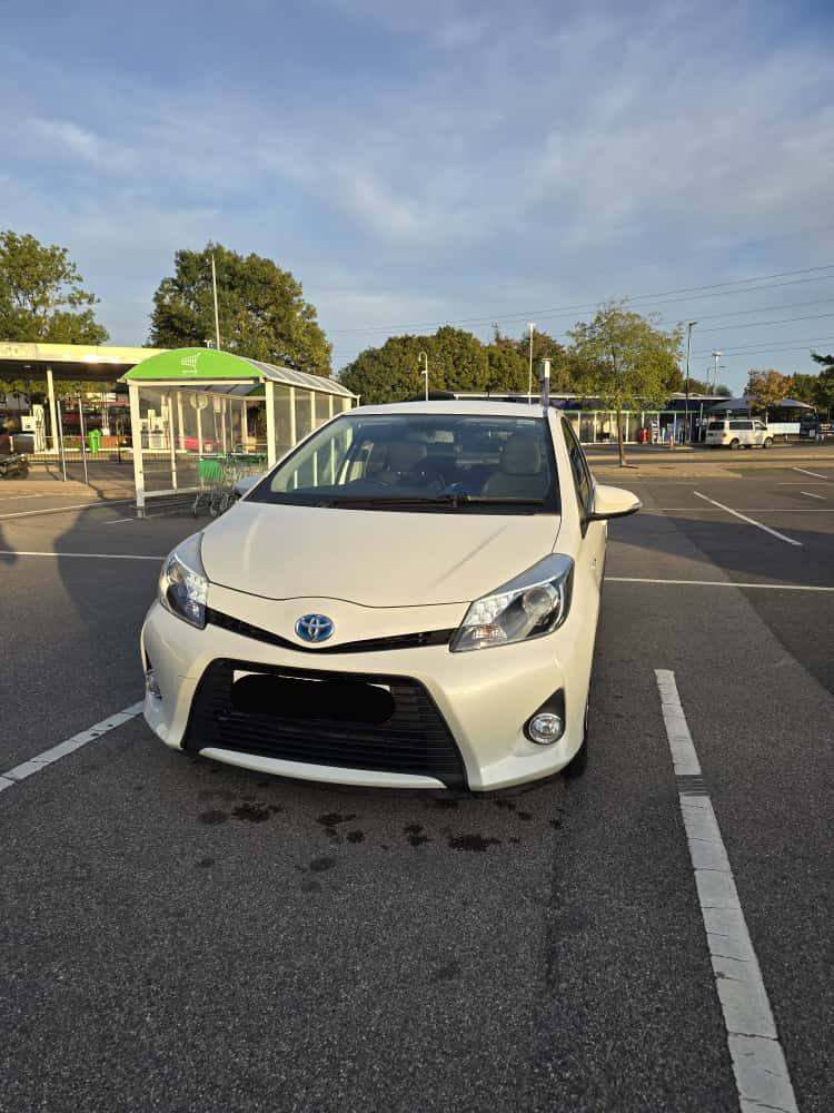 Automatic Toyota Yaris hybrid 1.5 VVT-CVT,5 Hatchback Petrol/Electric