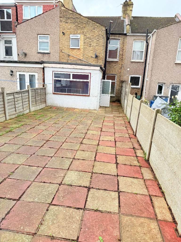 Beautiful Three Bedroom Terraced House to let on Highbury Gardens Seven Kings IG3,