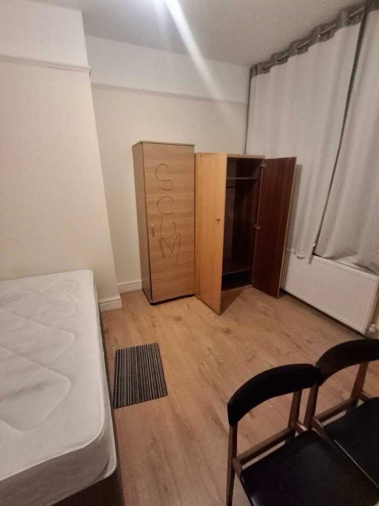 Room to rent in Kensington in an Indian family house 