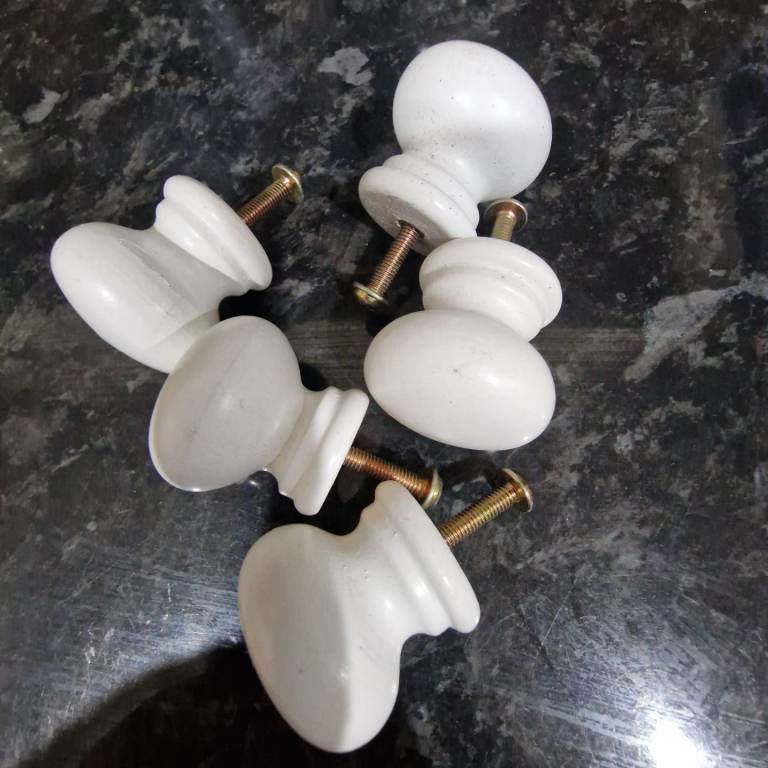 Wooden cupboard  / drawer door knobs x5