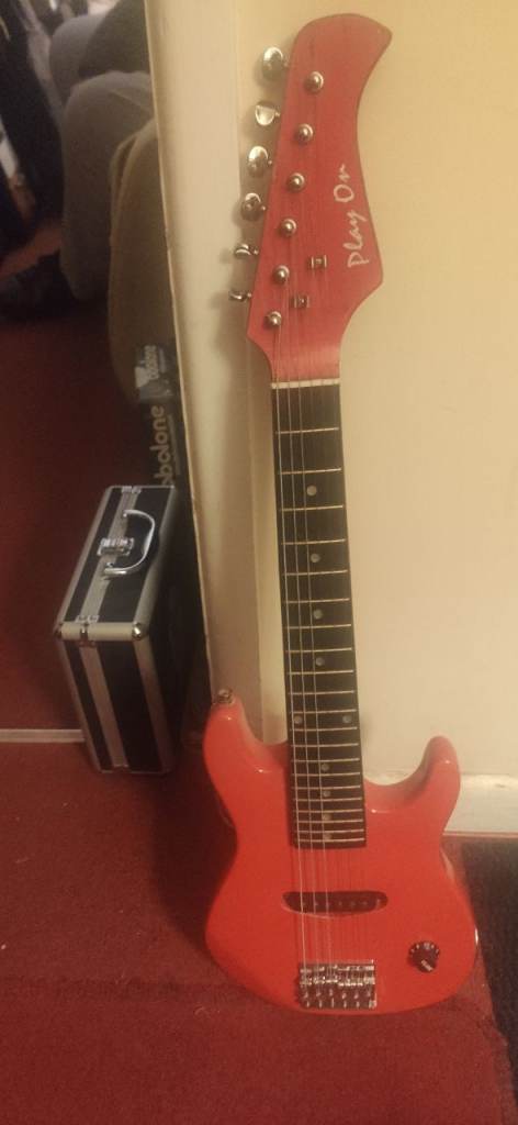 Play on 1/4 size electric guitar for ages 3 to 5 year old 