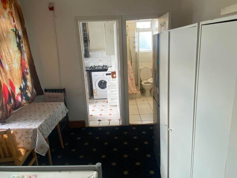 Spacious Ground floor studio Flat available to rent in Wembley - Harrow Road