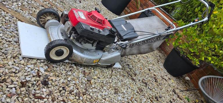 Honda hr216 petrol self propelled lawnmower mower 