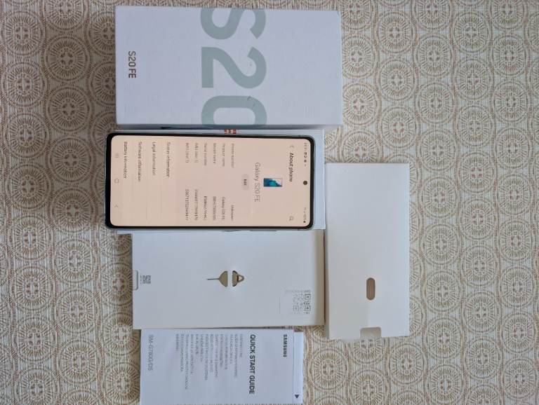 Samsung S20 FE  5G 128G 💚 unlocked dual SIM card in a very good condition