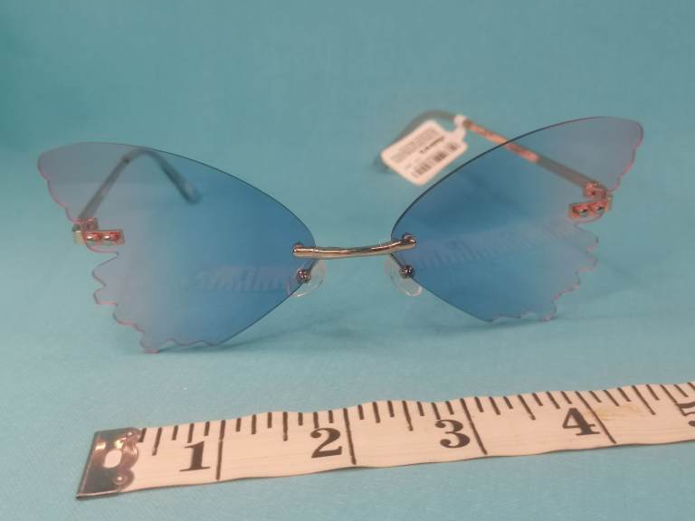 Very nice, stylish Women's Sunglass butterfly style. Brand new.