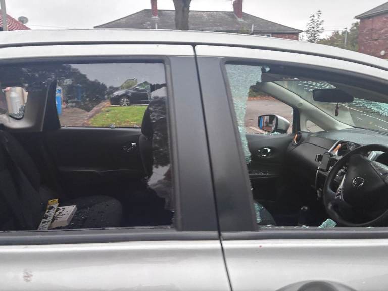 Nissan, NOTE, MPV, 2014, Manual, 1198 (cc), 5 doors. Damage to windows.