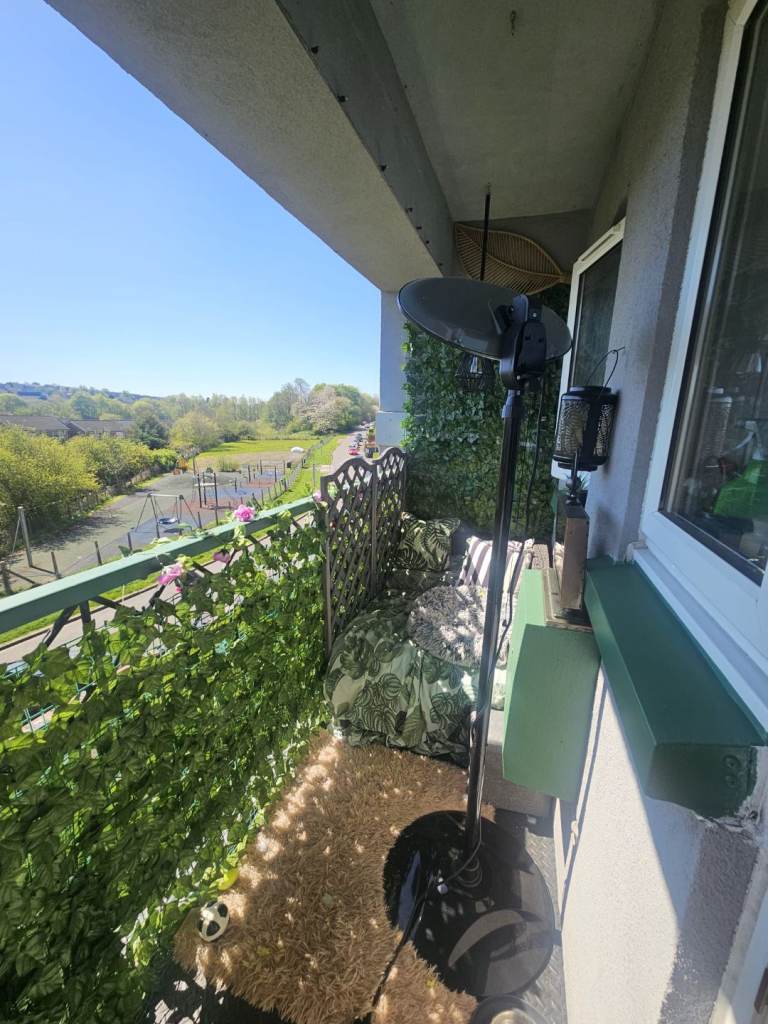 *** Bright and spacious 2 beds top floor in Kirkintilloch 