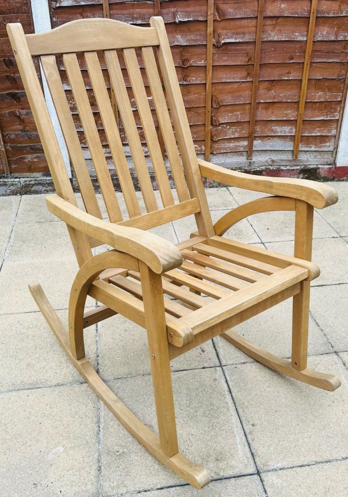 Large, Solid Wood Rocking Chair 🪑- Can Be Disassembled For Easy Transportation.