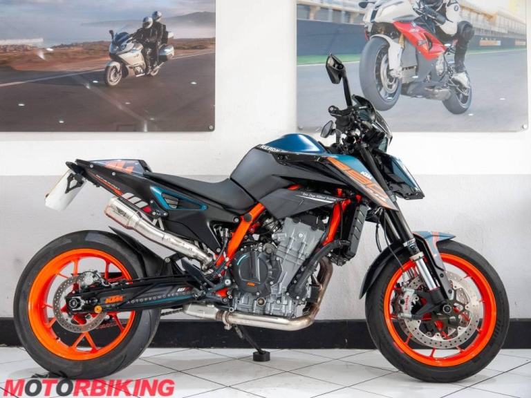 2022 (22) KTM 890 Duke R - Loaded with extras & stunning bike!!