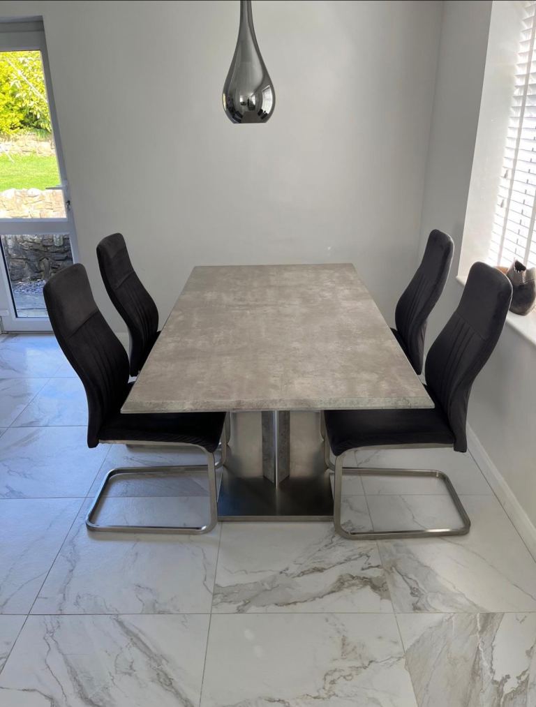 Housing units table and chairs 