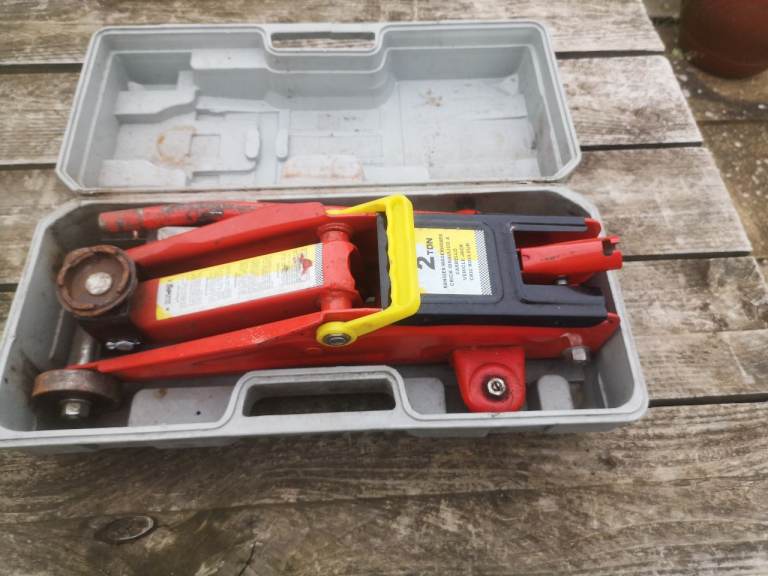 Trolley Jack 2 Tonne Lifting Capacity and Storage Case