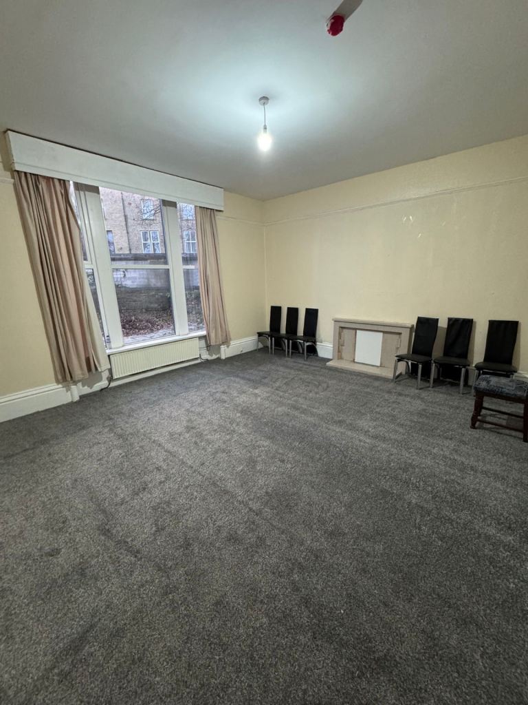 Large room to let/ rent