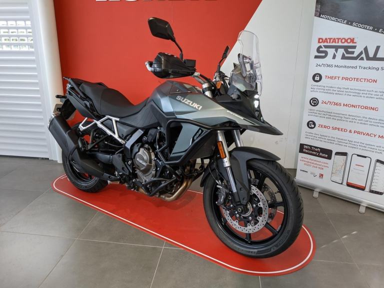 2025 SUZUKI V-STROM 800 RE RQM4 GREY METALLIC LOWERED WITH BARKBUSTER H/GUARDS