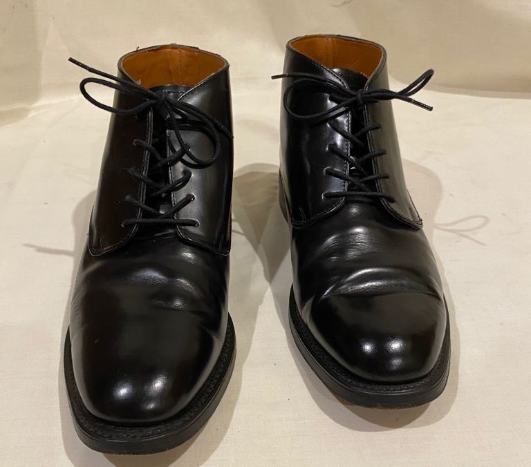 Smart Size 9 Black Leather Shoes with Leather Soles.