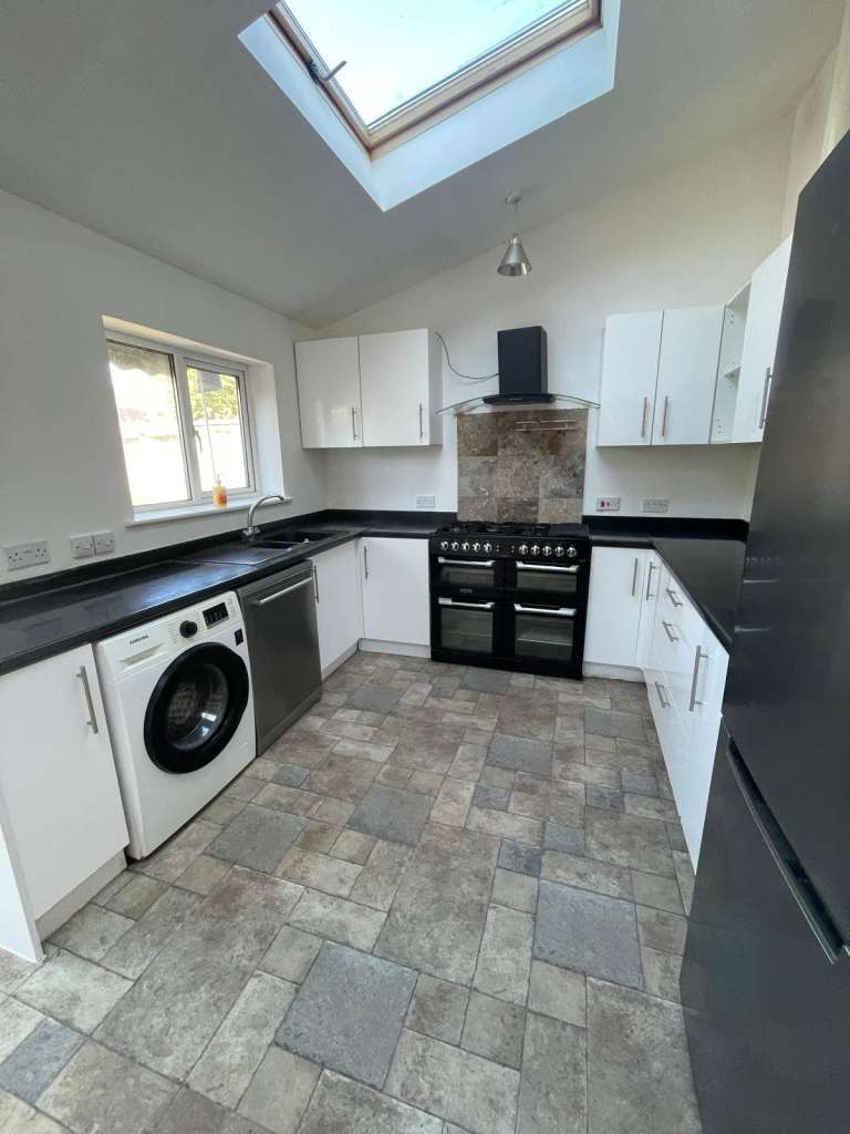 3 BED HOUSE IN SL2  **OPEN TO COMPANY LET** 