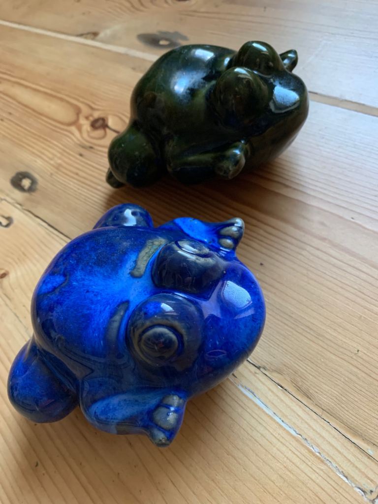 Ceramic garden frogs