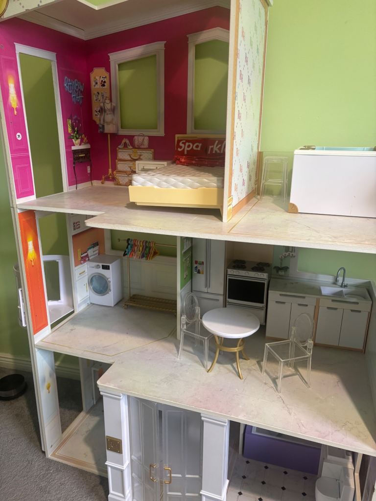 Rainbow High doll house with accessories 