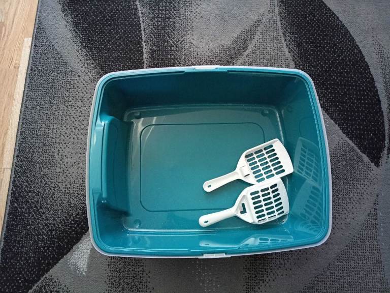 New Cat Litter Tray with 2 Scoops