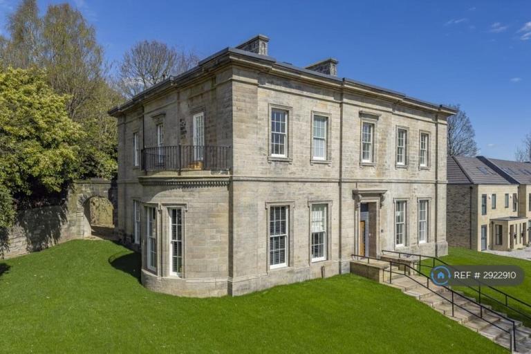4 bedroom flat in Cliff Oaks, Leeds, LS12 (4 bed) (#2922910)