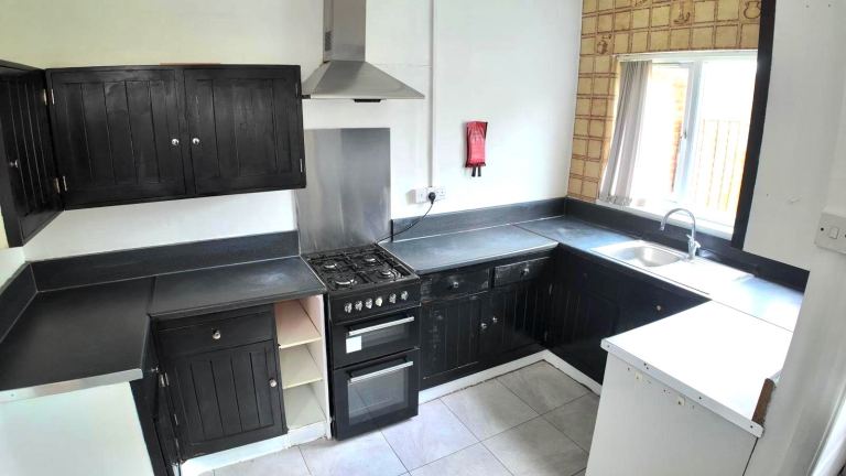 En-suite double room including bills for single occupancy Postcode LU3 1DJ