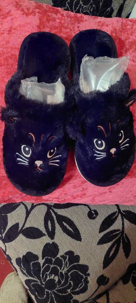NEW Size 38/39 Black Cat fur lined Slippersros 