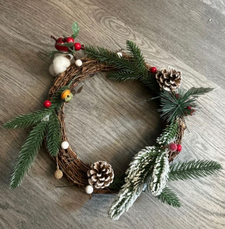 Christmas Wreath with Pinecones and Berries – As Good As New