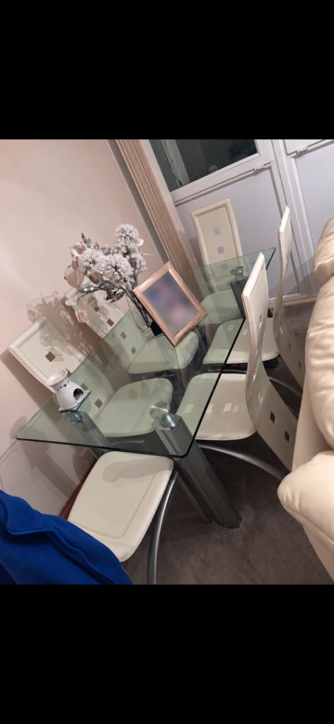 Dining table 6 Chairs 