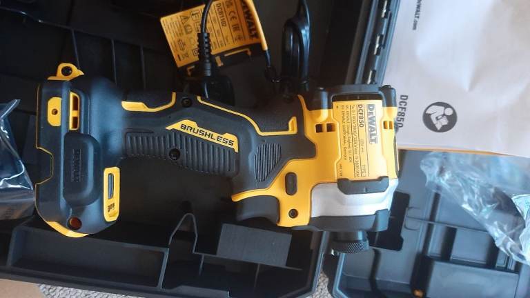 Dewalt 18v Impact driver dcf850 full set (very strong)