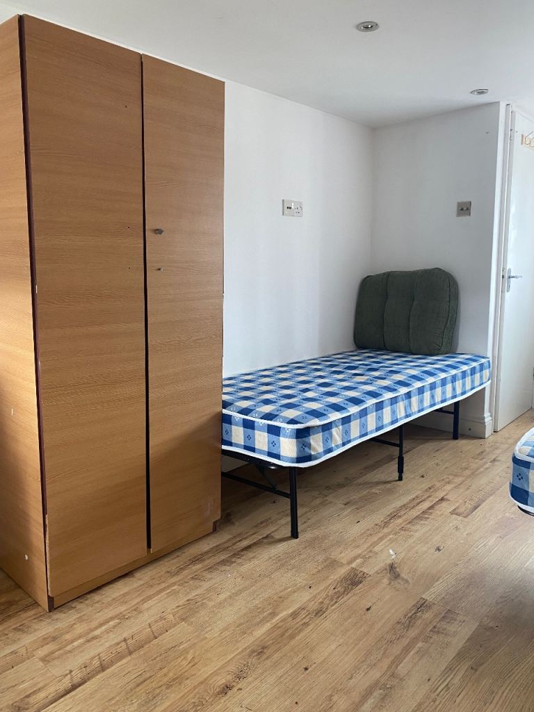 Roomshare available in house close to ilford lane