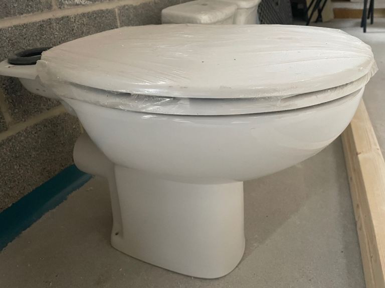 Ideal standard close coupled toilet with seat. New