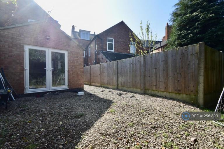 5 bedroom house in Knighton Road, Leicester, LE2 (5 bed) (#2561820)