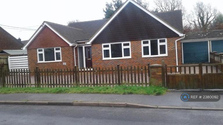 Studio flat in Park Road, Smallfield, Horley, RH6 (#2380092)