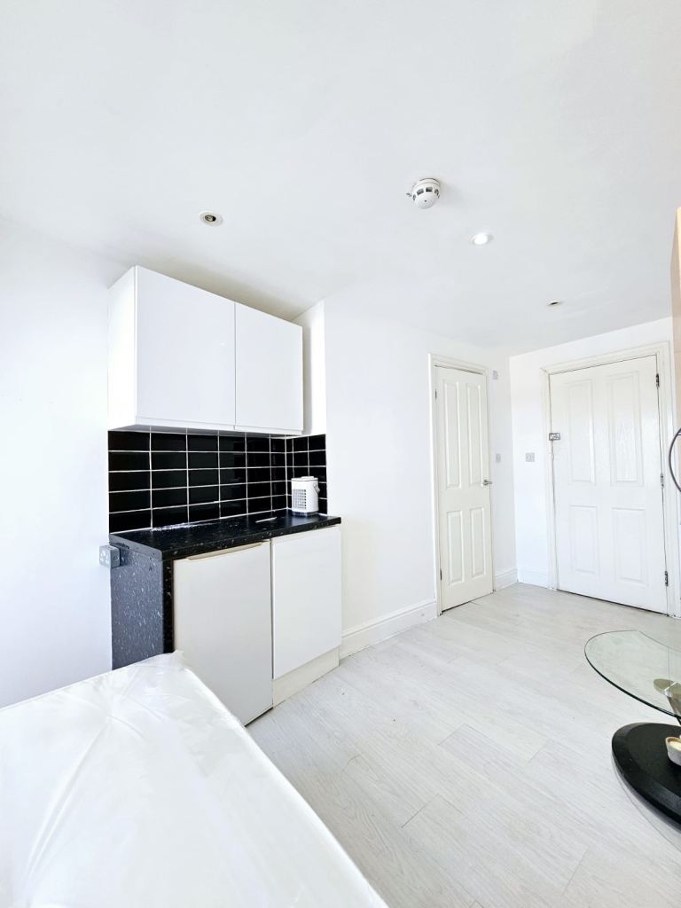 Elegant & Spacious Ensuite rooms are available  - 1 min Walk from Gants Hill Station (Central Line)
