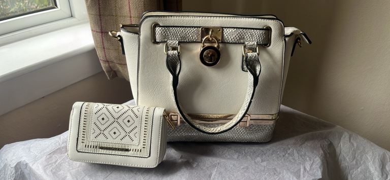 Moda handbag a unicorn pic means its still available 🦄 