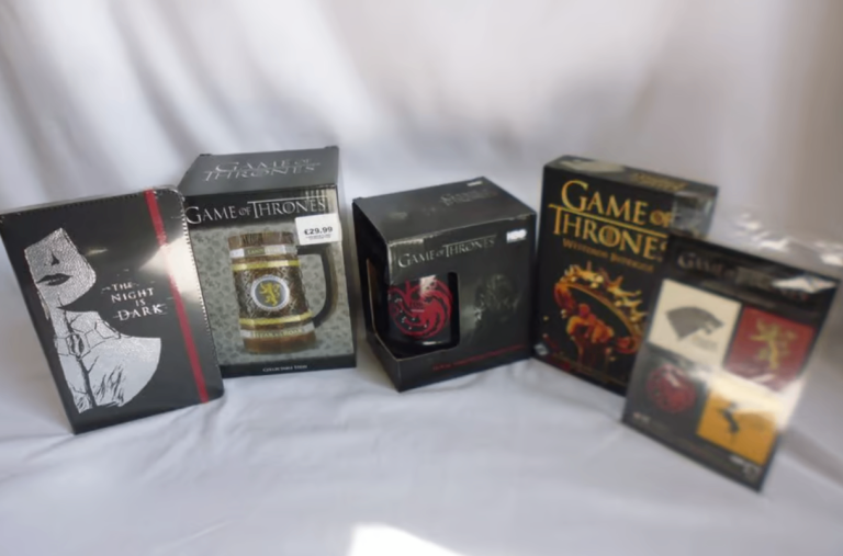 Game of Thrones Collectibles - Targaryen + Lannister Stein Game, Magnets, Notebook